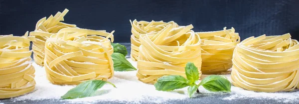 อร่อยสดส่วนผสมที่มีสีสันสําหรับการปรุงอาหารพาสต้า Tagliatelle — ภาพถ่ายสต็อก