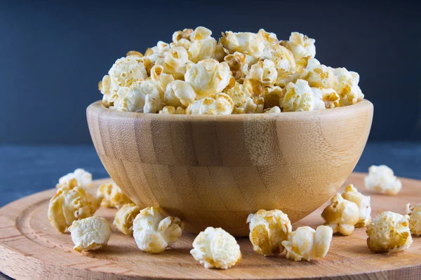 Popcorn na šedém pozadí — Stock fotografie