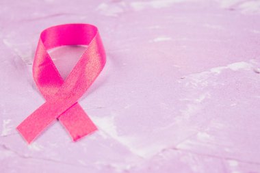 Meme kanseri şerit pembe bir arka plan karşı havai görünümü