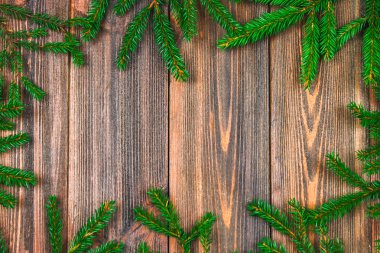 Çam dalları ile ahşap bir masa üzerinde kırmızı meyveler. kopya alanı.