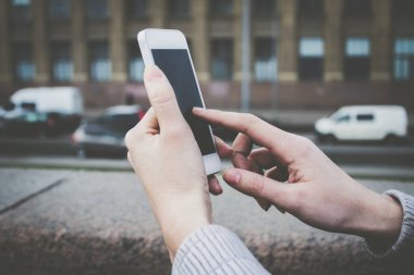 Kadın elinde telefon. Şehir kız.