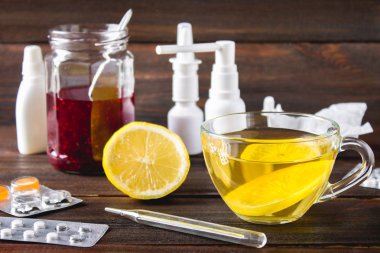 Soğuk algınlığı - hap, uyuşturucu sprey. Halk ilaçları - limon, çay, Ahududu reçeli. Termometre, mendiller. Hastalık, grip tedavisi.