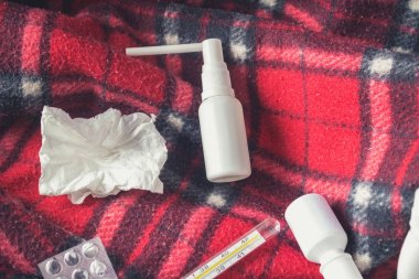 Soğuk algınlığı - hap, uyuşturucu sprey. Halk ilaçları - limon, çay, Ahududu reçeli. Termometre, mendiller. Hastalık, grip tedavisi.