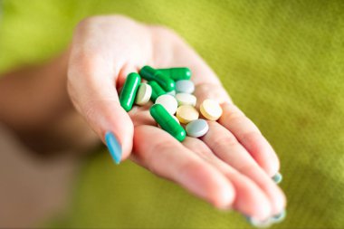 Hapları elinde. Tıp ve sağlık kavramı. Tonlu görüntü