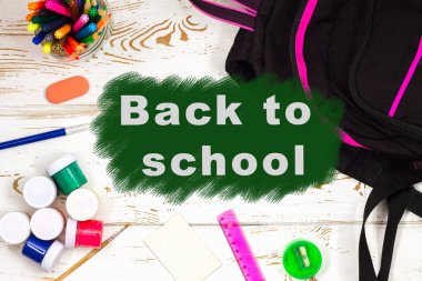 Yazıtlar için boş bir alanı bir beyaz ahşap zemin üzerine okul malzemeleri.