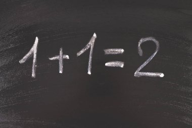 Matematik basit denklem tebeşir gemide. Bir artı bir eşittir 2