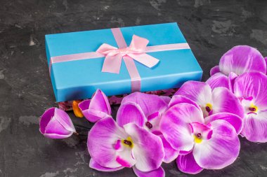 Hediye kutuları beton gri koyu arka plan üzerinde