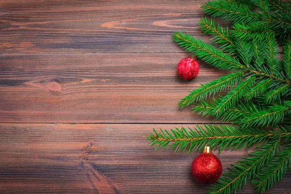 Karácsonyfa ága a játékot, a fából készült háttér — Stock Fotó