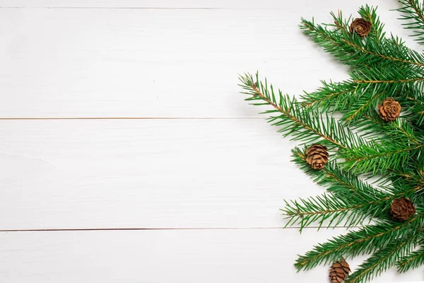 Boże Narodzenie-gałęzie z szyszki na podłoże drewniane — Zdjęcie stockowe