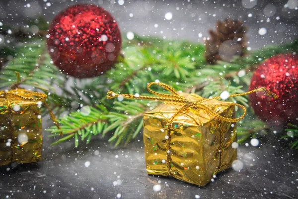 Ramo dell'albero di Natale con un giocattolo su sfondo grigio — Foto Stock