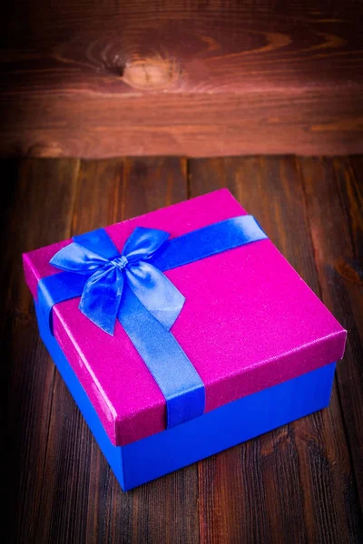 Pudełko z Boże Narodzenie zabawki na podłoże drewniane — Zdjęcie stockowe