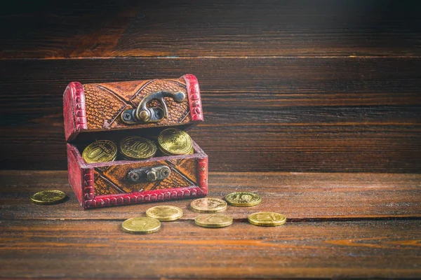 Сундук с золотыми монетами на деревянном фоне. Клевер уходит. День Святого Патрика . — стоковое фото