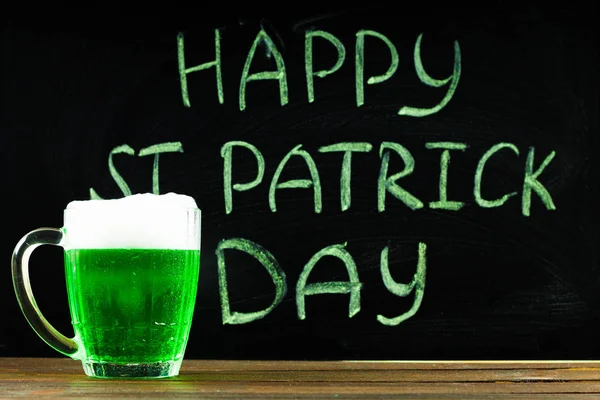 Напис з зеленим крейдою на дошці: щасливі Святого Патріка на день. Кухоль з зеленим пивом. — стокове фото