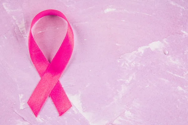 Översiktsbild av bröstcancer band mot rosa bakgrund — Stockfoto
