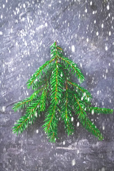 Árvore de Natal feita de ramos de abeto. Ano Novo Natal . — Fotografia de Stock
