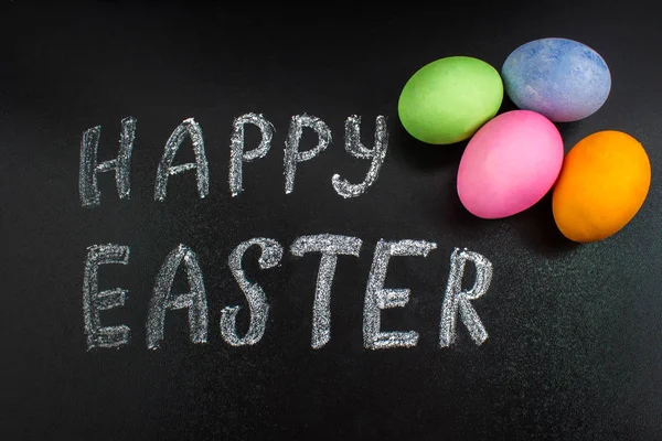 Chalkboard com as palavras Feliz Páscoa e ovos — Fotografia de Stock