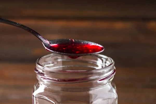 Hausgemachte Marmelade mit Himbeere auf dem Holztisch, selektiver Fokus — Stockfoto