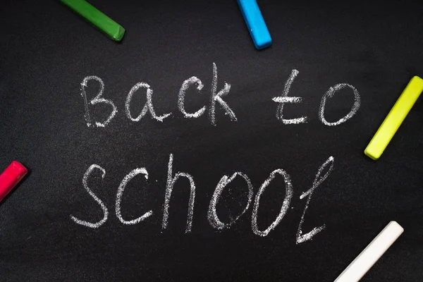 回到学校的信息黑板上刻有彩色粉笔背景. — 图库照片
