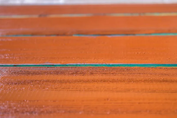 Tavole di legno blu appena dipinte di marrone . — Foto Stock