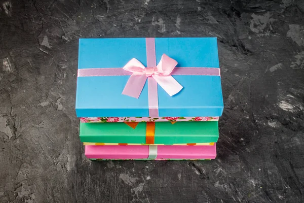 Подарункові коробки на бетонному сірому темному фоні — стокове фото