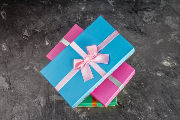 Подарочные коробки на бетонном сером фоне
