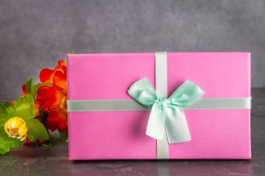 Hediye kutuları beton gri koyu arka plan üzerinde