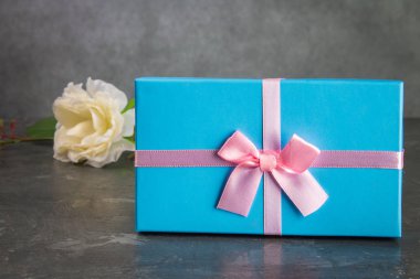 Hediye kutuları beton gri koyu arka plan üzerinde