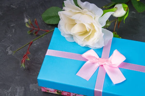 Hediye kutuları beton gri koyu arka plan üzerinde