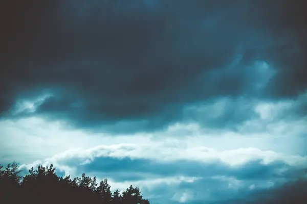 Fundo de nuvens escuras antes de uma tempestade de trovão — Fotografia de Stock