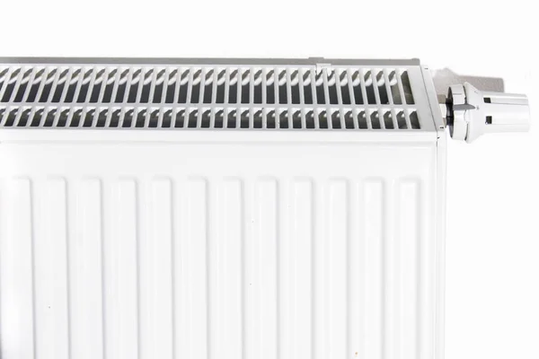 Thermostaat uitgeschakeld om energie te besparen. Witte radiator in een appartement. — Stockfoto