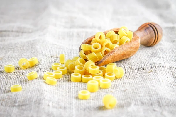 Macarrones Ditalini. Anillos de pasta. Tubettini y dedal. Anellini. . — Foto de Stock