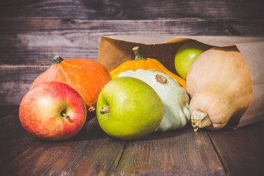 Sonbahar doğa kavramı. Güz pumpkins ve ahşap rustik masa üzerinde elma. Şükran günü yemeği.