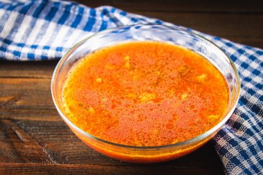 Geleneksel Ukraynalı Rus sebze pancar çorbası eski ahşap arka plan üzerinde.