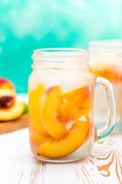 Olgun şeftali ile ev yapımı Buzlu limonata. Bir mason kavanoza taze şeftali buzlu çay.
