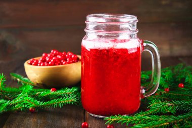 Taze smoothies yabanmersini, böğürtlen ile sulu sağlıklı vitamin içeceği, beslenme ve sağlık kavramı. Ladin ahşap bir masa dallarda.