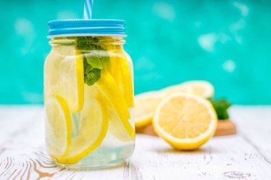 Beyaz ahşap zemin üzerine bankalar ile soğuk limonata kulplu. Limon.