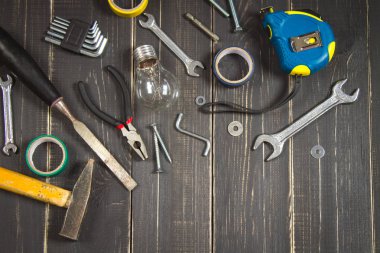 Koyu ahşap bir masa üstünde sanayi alet. Metni için bir yer. Babalar günü için bir kavram.