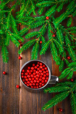 Morse veya Fuska köknar ahşap bir masa dallarda çevrili bir teneke kupa çay.