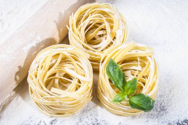Makarna Tagliatelle yemek için lezzetli taze renkli malzemeler