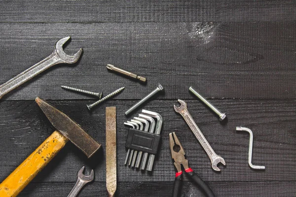 Herramientas de carpintería sobre una mesa de madera oscura. Lugar para el texto. Un concepto para el Día del Padre . —  Fotos de Stock