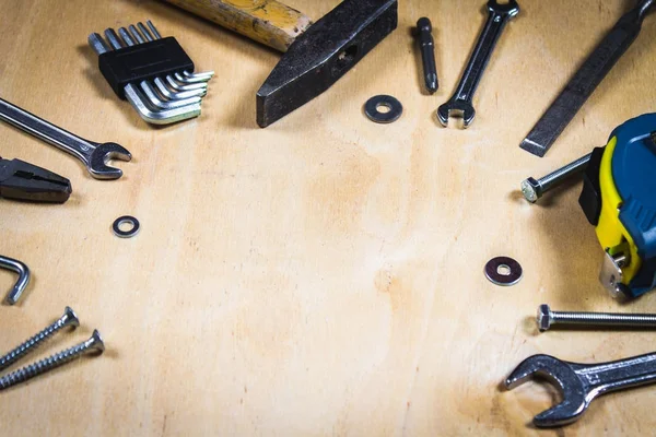 Herramientas de carpintería en madera contrachapada. Lugar para el texto. Un concepto para el Día del Padre . —  Fotos de Stock