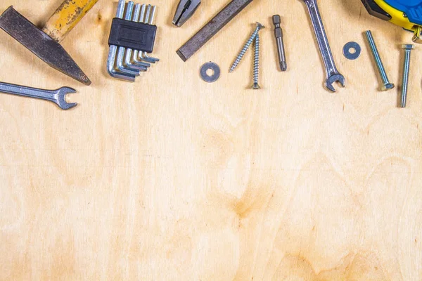 Herramientas de carpintería en madera contrachapada. Lugar para el texto. Un concepto para el Día del Padre . —  Fotos de Stock