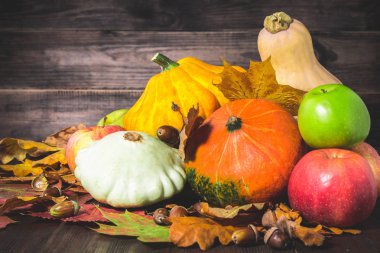 Sonbahar doğa kavramı. Güz pumpkins ve ahşap rustik masa üzerinde elma. Şükran günü yemeği.