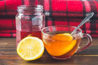 Soğuk algınlığı - hap, uyuşturucu sprey. Halk ilaçları - limon, çay, Ahududu reçeli. Termometre, mendiller. Hastalık, grip tedavisi.