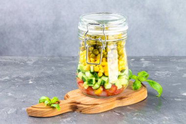 Sağlıklı ev yapımı salata sebze, salatalık, domates, bezelye ve Mısır - sağlıklı diyet, Detoks, saf gıda veya vejetaryen kavramı ile bir kavanoz içinde.