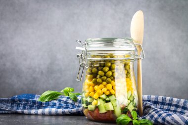 Sağlıklı ev yapımı salata sebze, salatalık, domates, bezelye ve Mısır - sağlıklı diyet, Detoks, saf gıda veya vejetaryen kavramı ile bir kavanoz içinde.