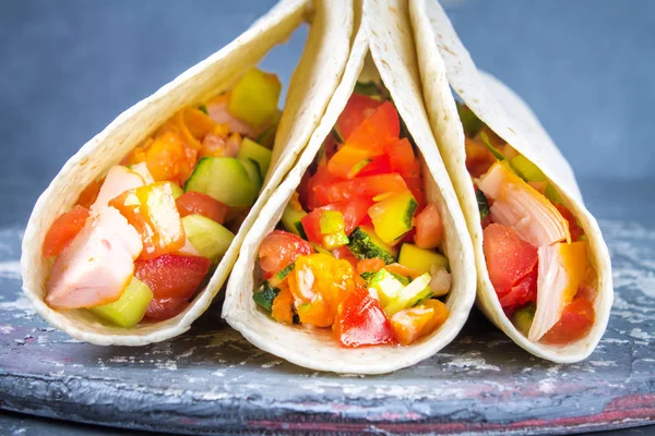 Traditionele Mexicaanse taco's met vlees en groenten op houten achtergrond. — Stockfoto