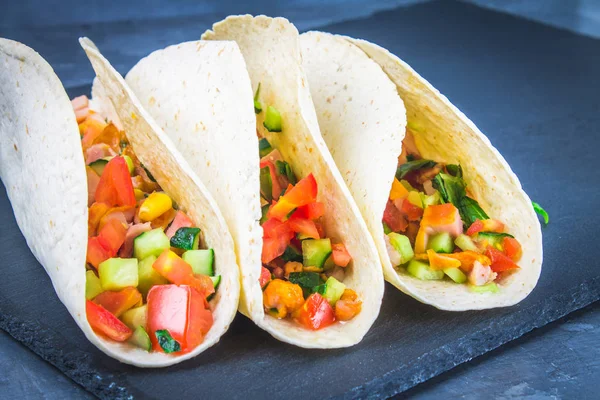 Traditionele Mexicaanse taco's met vlees en groenten op houten achtergrond. — Stockfoto