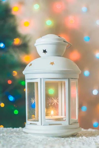 クリスマス ツリー、花輪、ボケのライトの背景に非常に熱い蝋燭で白いクリスマス ランタン. — ストック写真