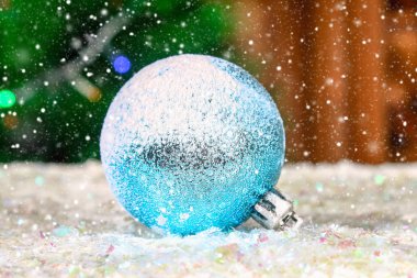 Karda bir mavi yeni yıl'ın topu. Noel atmosferi.